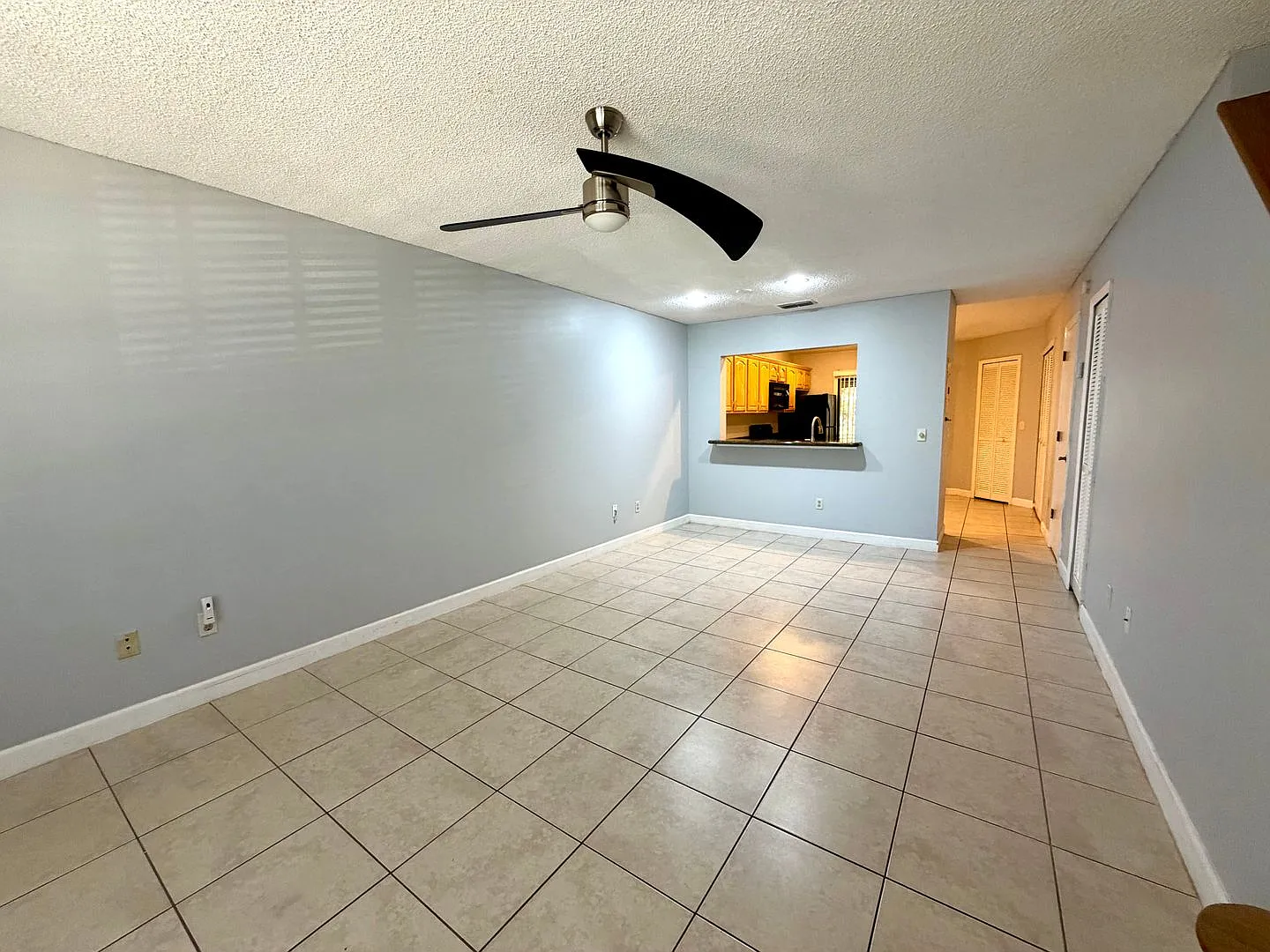 2-bedroom 2.5-bathroom condo in Faircrest — Photo 2