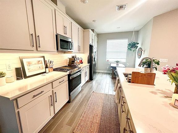 3rd image of 4768 Lagona Ln
