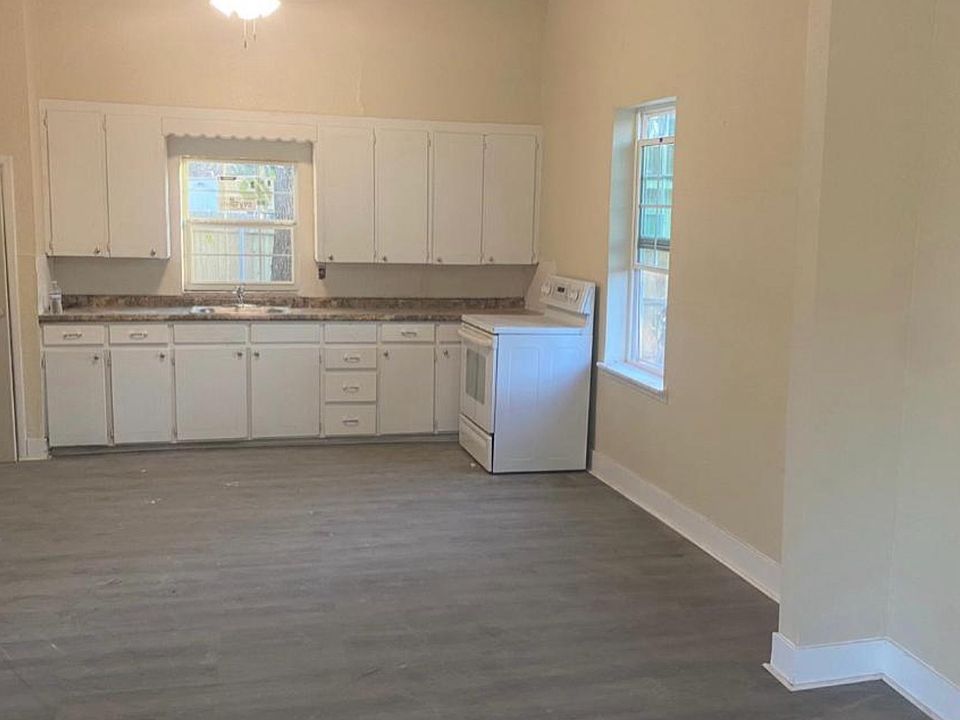 2nd image of 808 E Wells Ave