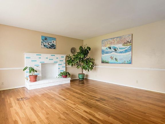3rd image of 300 Eastlawn Cir
