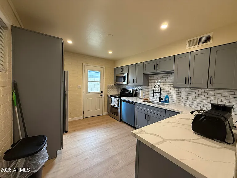 1312 W 5th St — Photo 11