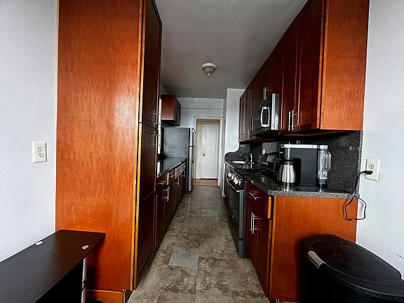 2nd image of 745 Lincoln Pl APT 6A