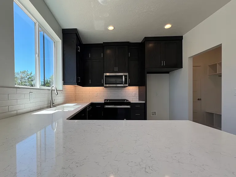 1431 N Meadowglen Ave — Photo 2