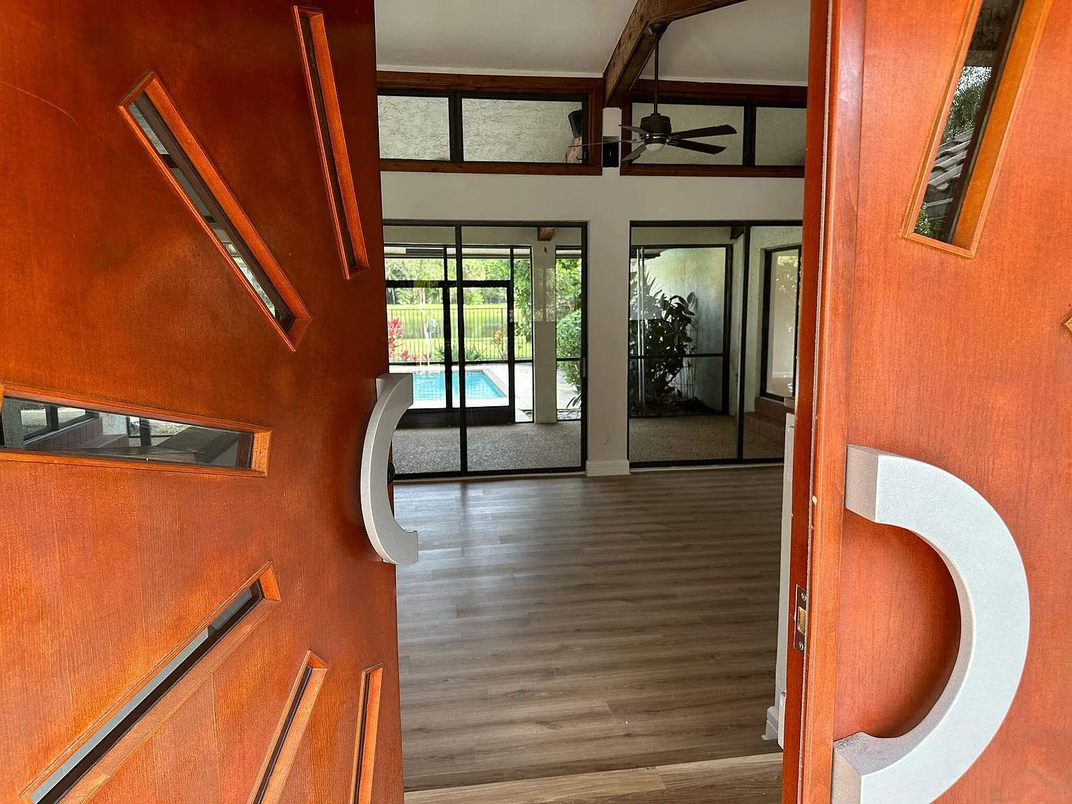 3 bed, 2.0 bath, 2532 sqft, $6,500 — Photo 2