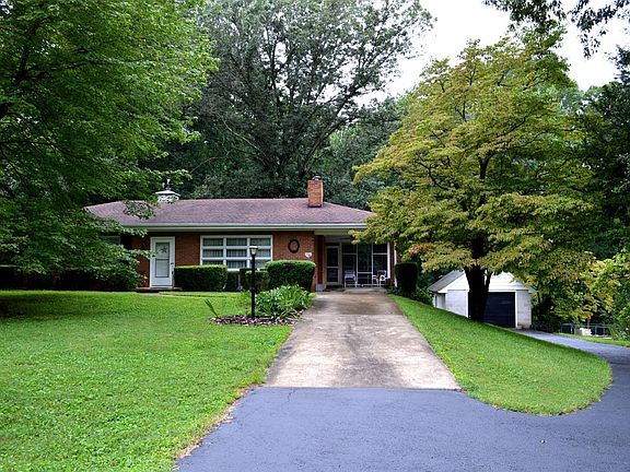3rd image of 1405 Brookville Ln