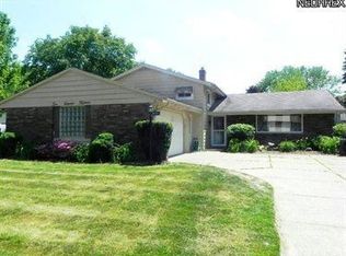 21115 Robinhood Ave, Fairview Park, OH 44126