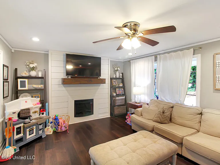 1849 Parkridge Dr — Photo 6