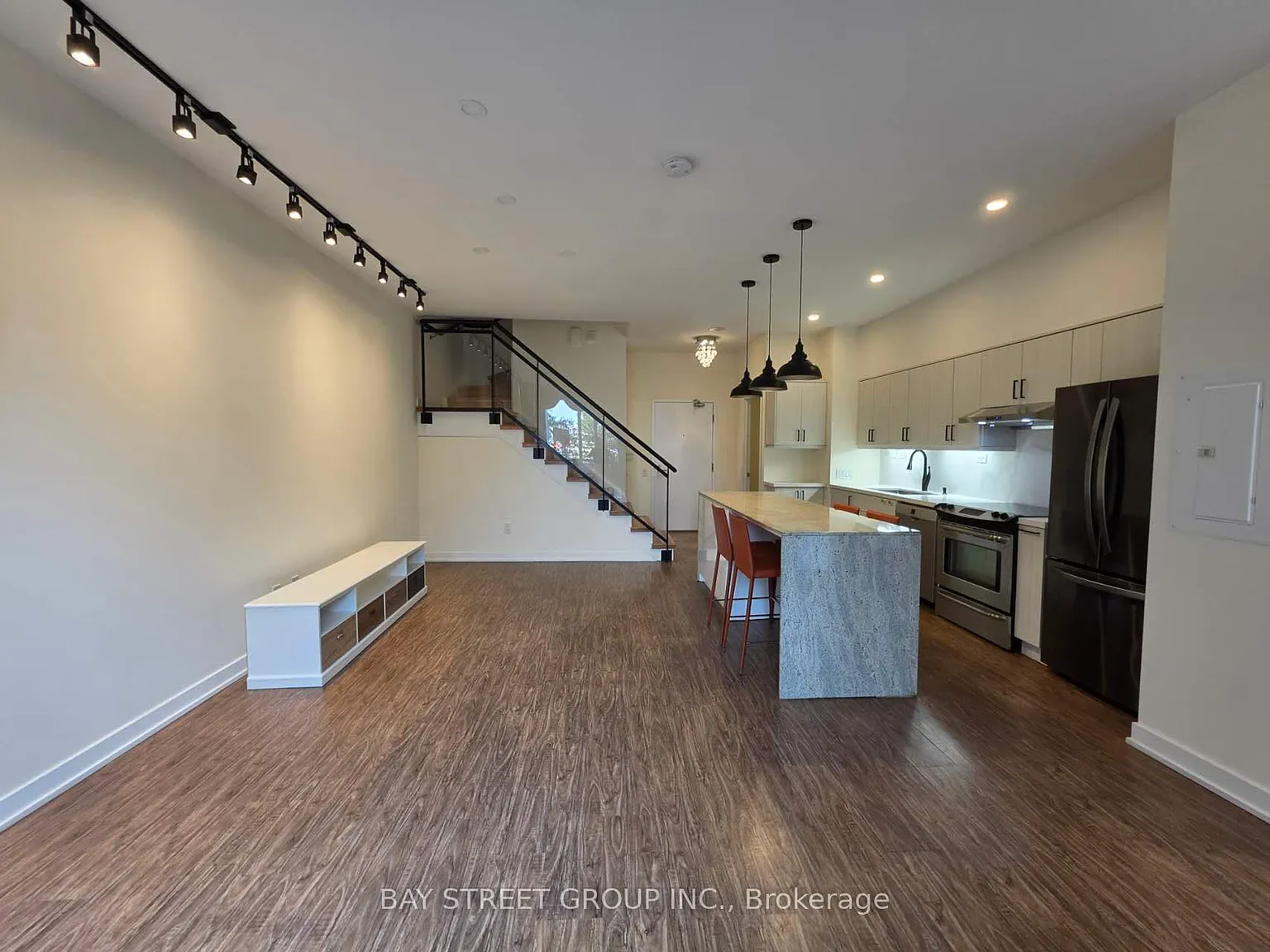 3 bed, $3,580 — Photo 4