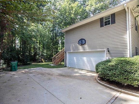 5th image of 1933 Poinsetta Dr