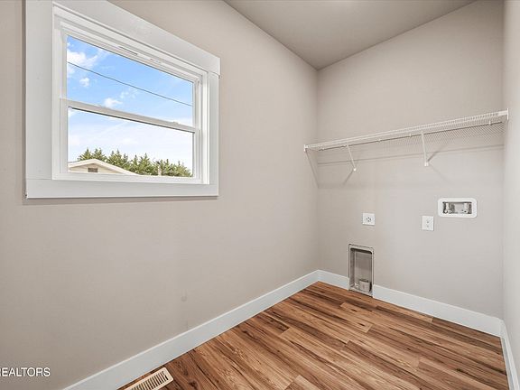 5th image of 411 Glenoaks Dr