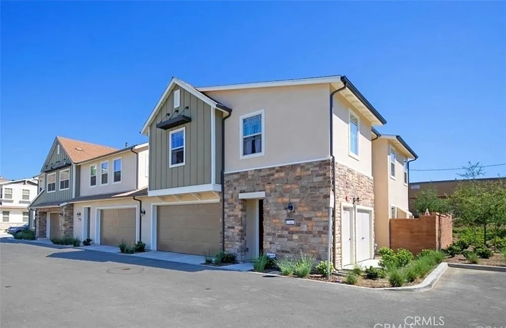 3 bed, 2.5 bath, 1899 sqft, $5,500 — Photo 2