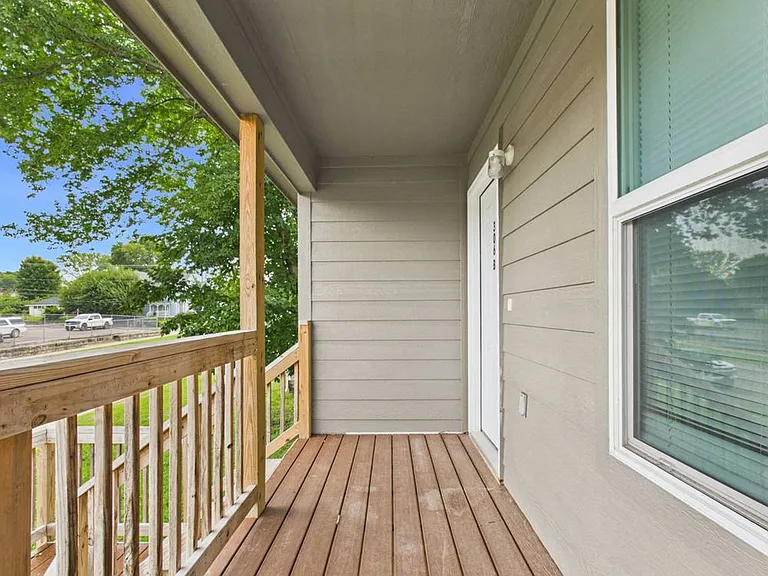 306 W Market St — Photo 26