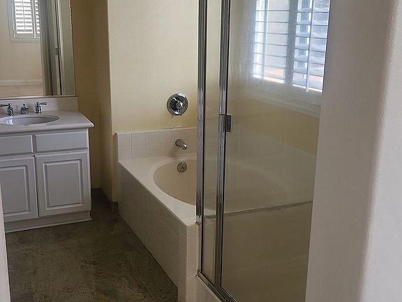 5th image of 102 Kennedy Ave