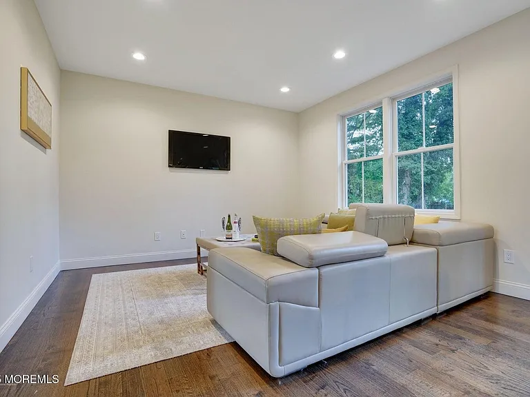 909 Bloomfield Ave — Photo 25