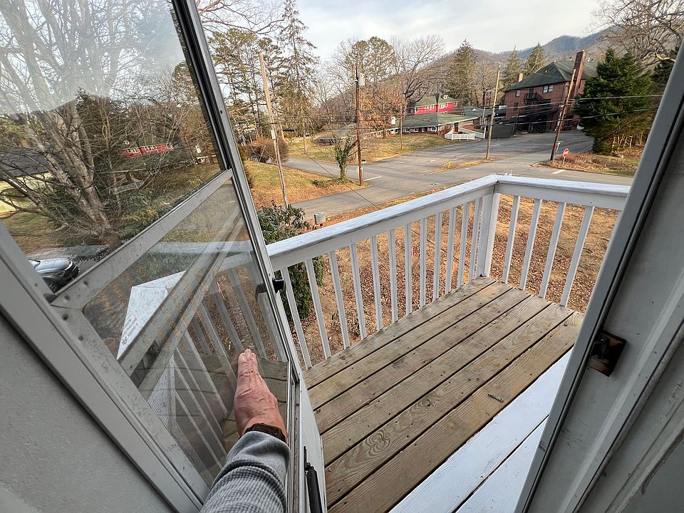 Balcony with Mountain views