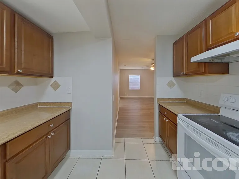 10014 N Oklawaha Ave — Photo 6