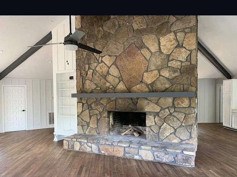 1111 W Lakeshore Dr — Photo 2