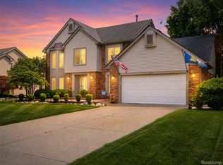 19364 Gill Rd, Livonia, MI 48152