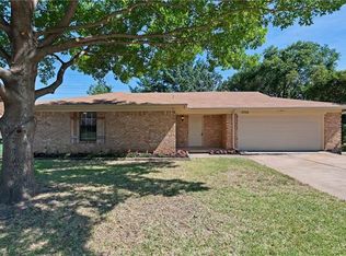 5706 Crestwood Cir E, North Richland Hills, TX 76180