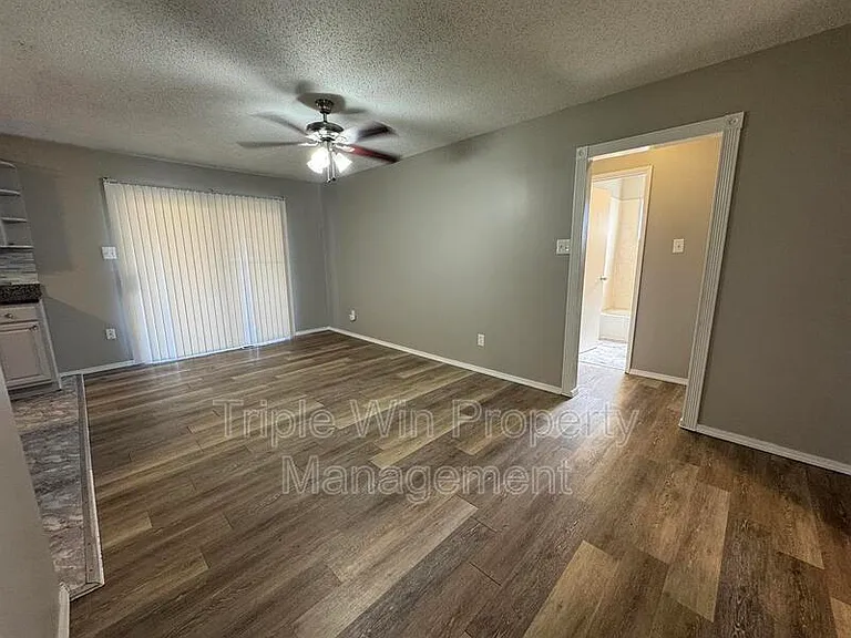 513 Coachway Ln — Photo 12