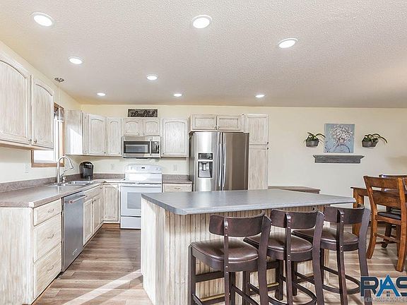 3rd image of 703 Lois Ln