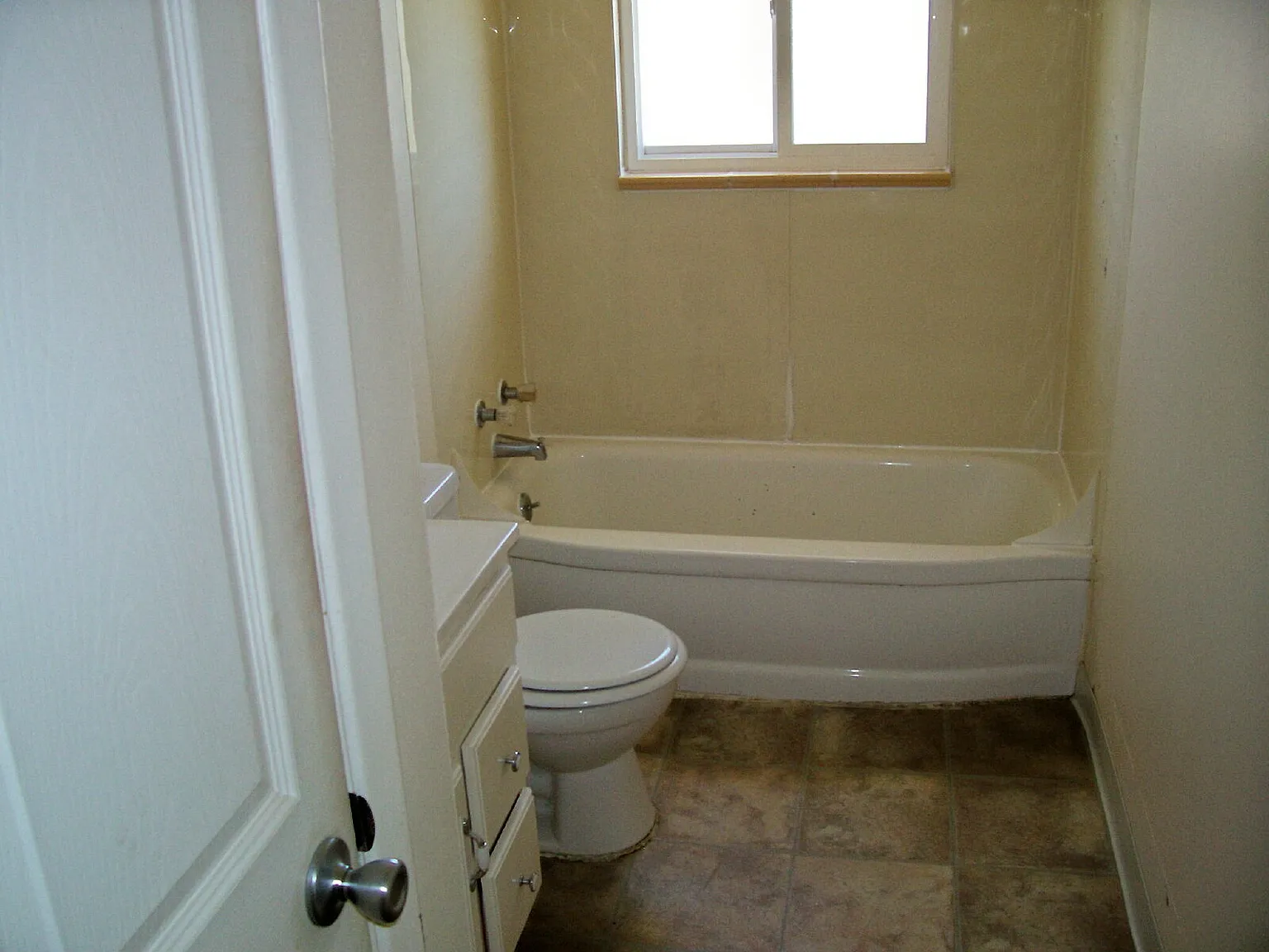 2 bed, 1.0 bath, 988 sqft, $1,860 — Photo 3