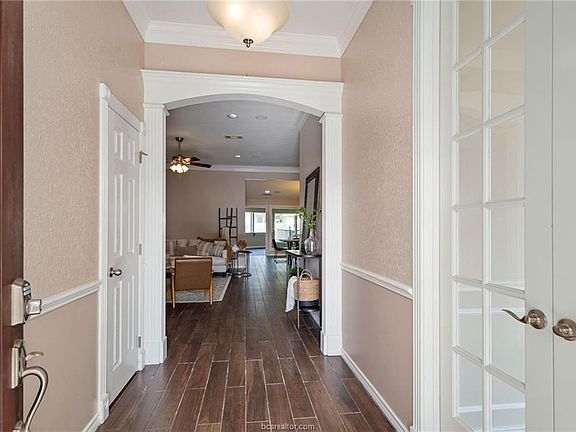 4th image of 805 Pine Valley Dr