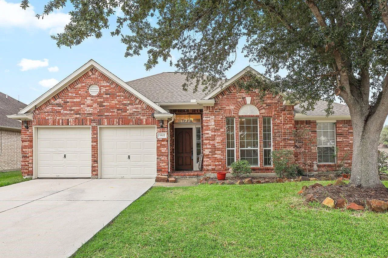 3 bed, 2.0 bath, 1698 sqft, $2,200 — Photo 1