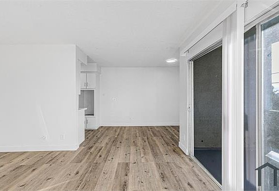 5th image of 934 Larch St #2