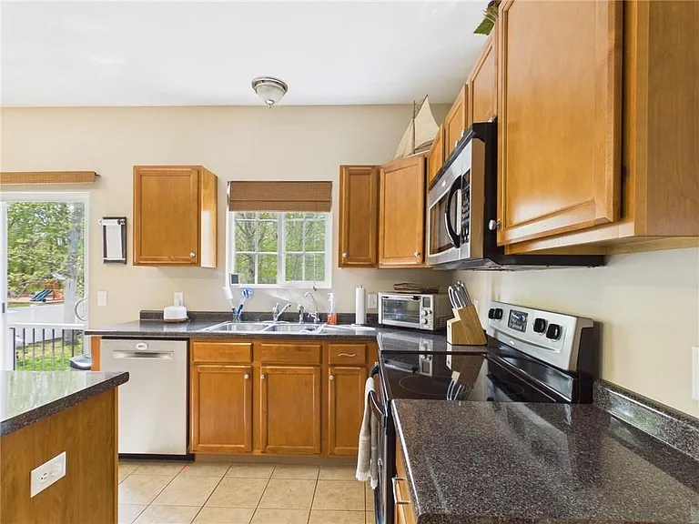 23 Beechwood Hollow St — Photo 9