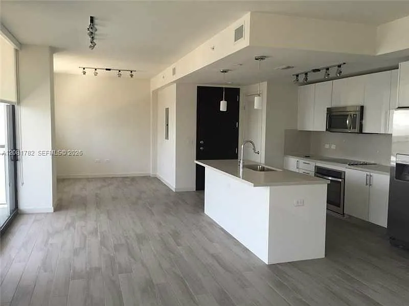 1 bed, 821 sqft, $3,750 — Photo 3