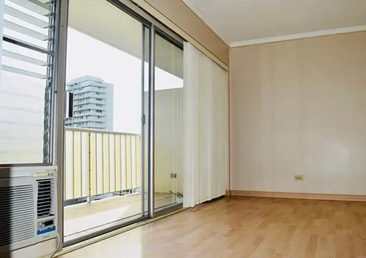 Rarely Available 1 Bedroom, 1 Bath Top Floor Corner Unit In Makiki Colony! — Photo 1