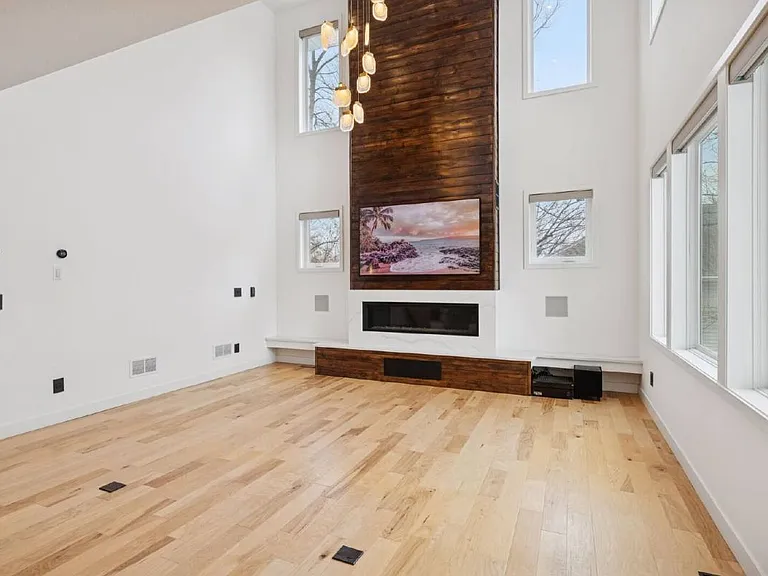 18305 Dove Ct — Photo 2