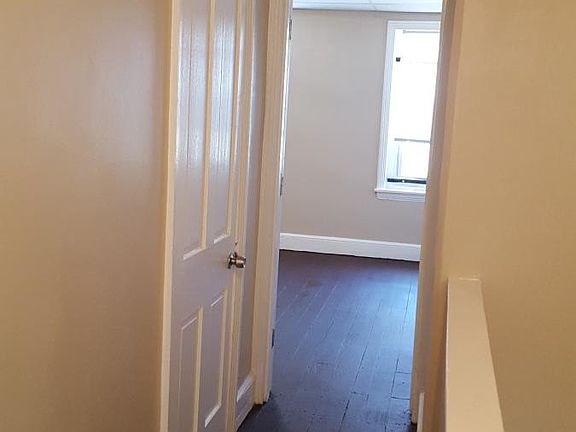 Hallway w large walkin closet