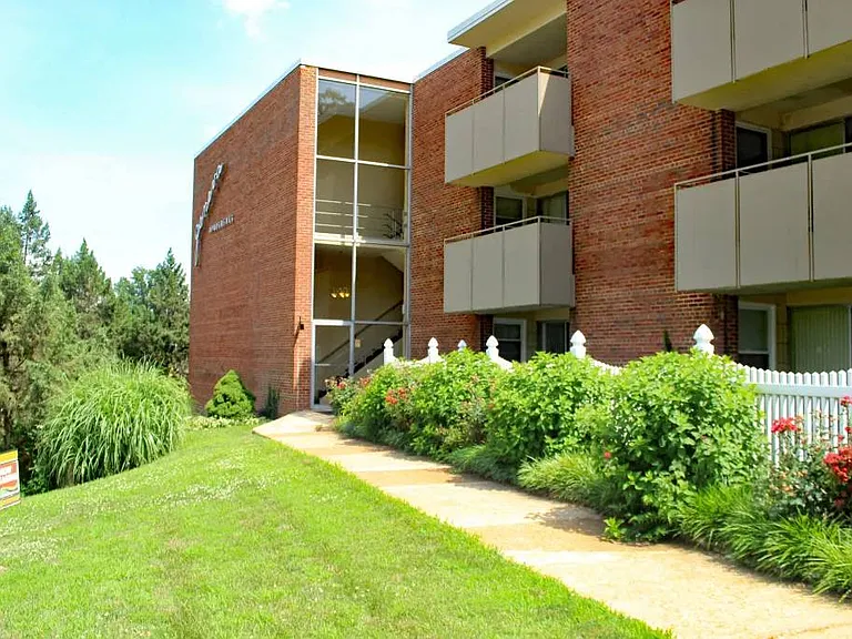 Geneva Apartments — Photo 3