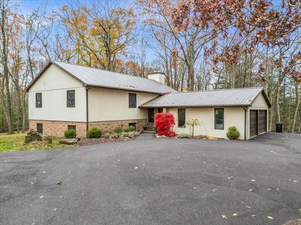 1761 N Cafferty Hill Rd, Endicott, NY 13760