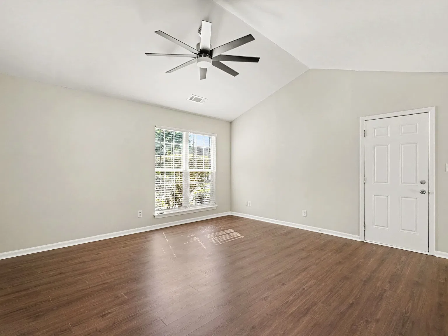 3 bed, 1112 sqft, $1,805 — Photo 4