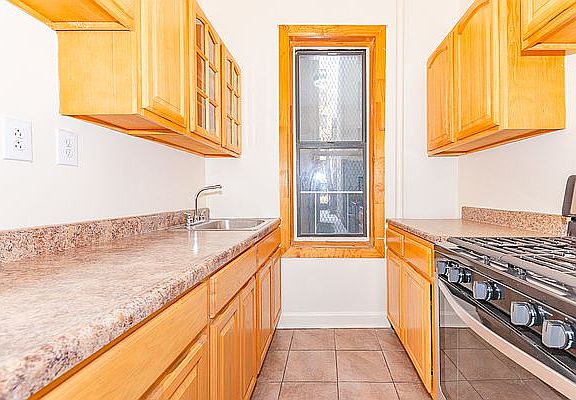 3rd image of 85 Crooke Ave APT 2