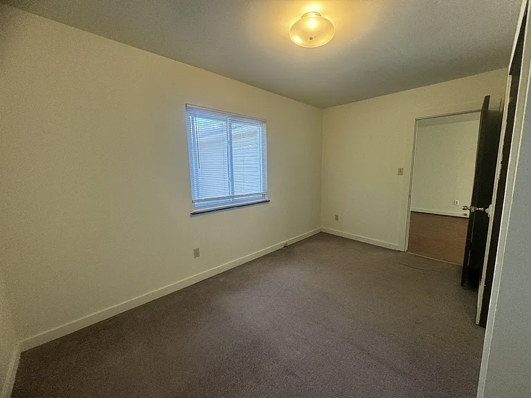 521 E 7th St #2 — Photo 5