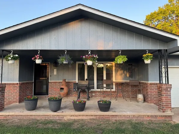 300 Howard Pl, Mount Hope, KS 67108