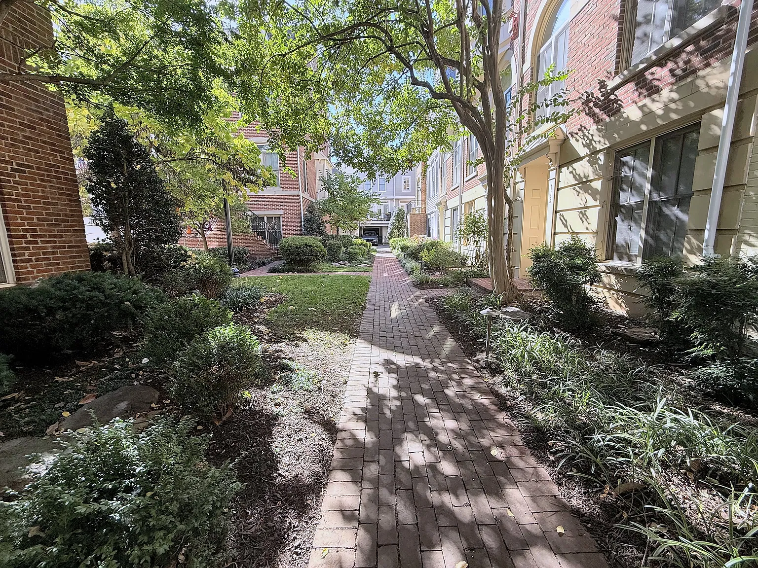 3 bed, 3.5 bath, 1936 sqft, $6,500 — Photo 2