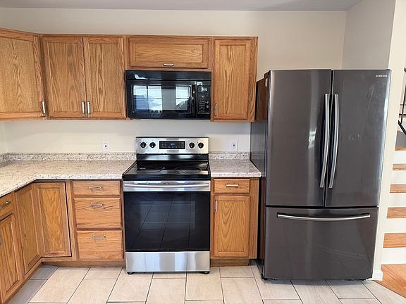 4th image of 2406 Bowen St