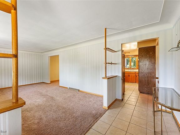 4th image of 18 Jamestown Ct
