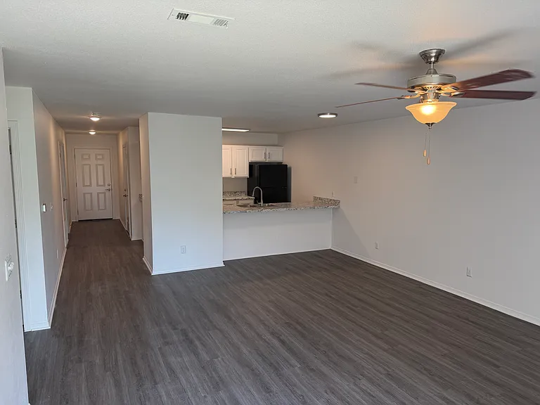 1375 N Carriage Way — Photo 4