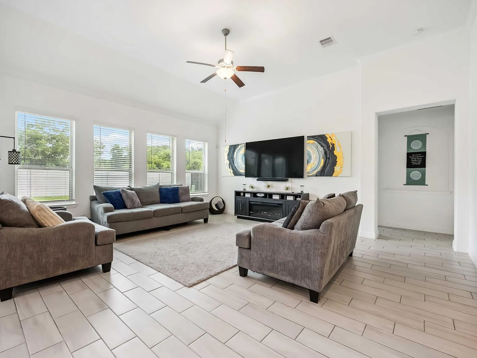 4 bed, 3.0 bath, 2738 sqft, $2,900 — Photo 2
