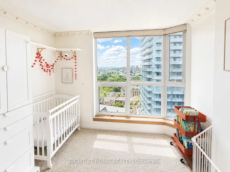 1055 Bay St #Penthouse 12 — Photo 7