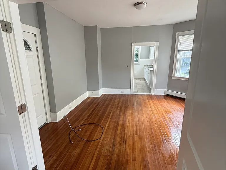 11 Moss Ave — Photo 3