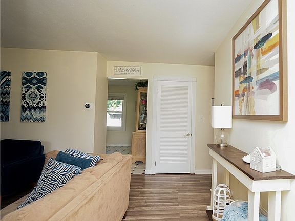 5th image of 489 Green Meadow Dr