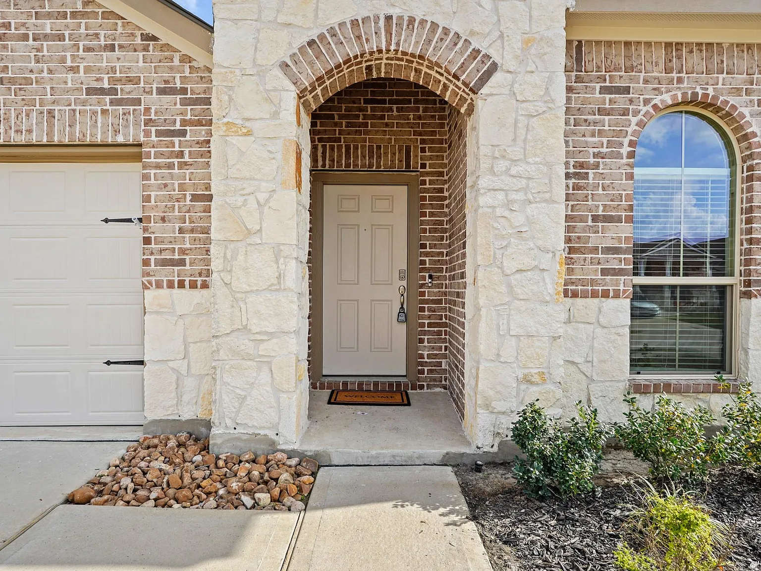 4 bed, 2.0 bath, 2113 sqft, $2,200 — Photo 2