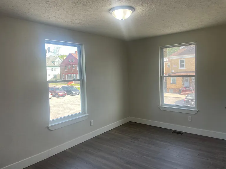 918 Elm St — Photo 18
